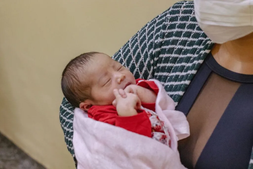 Bebê no colo da mãe