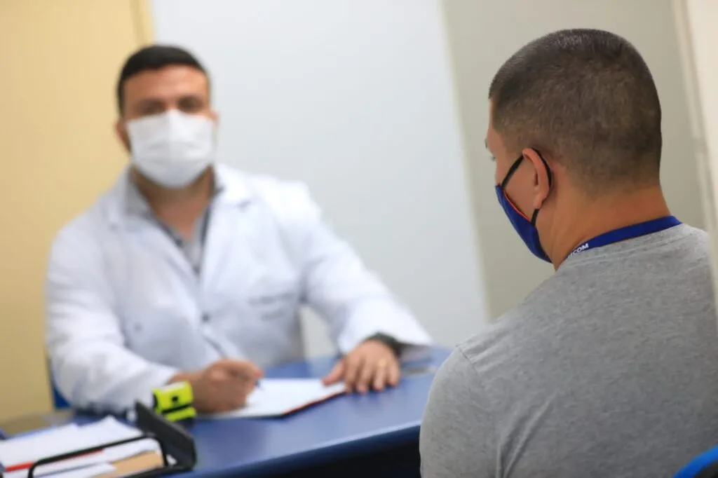 Médico atende paciente