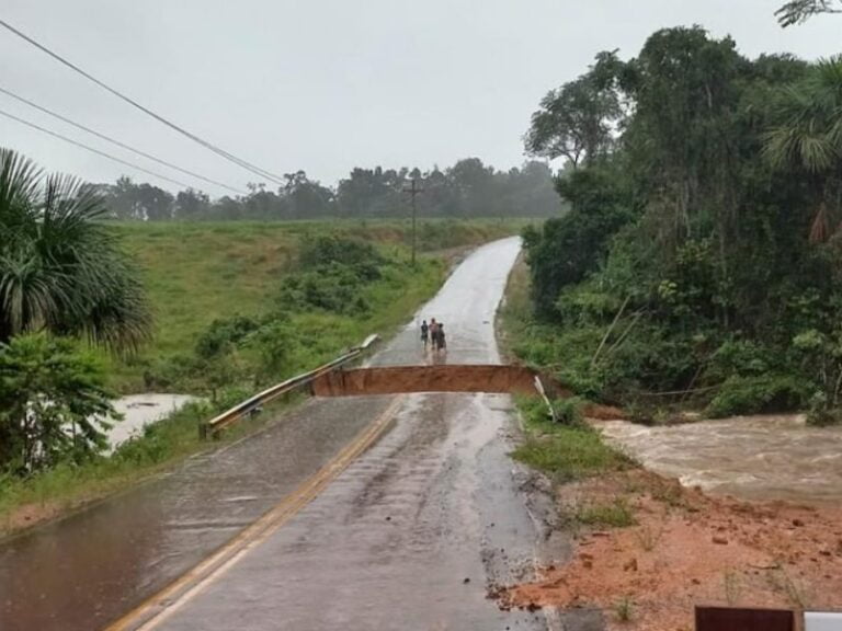 Trecho da estrada na AM-010, desaba após forte chuva