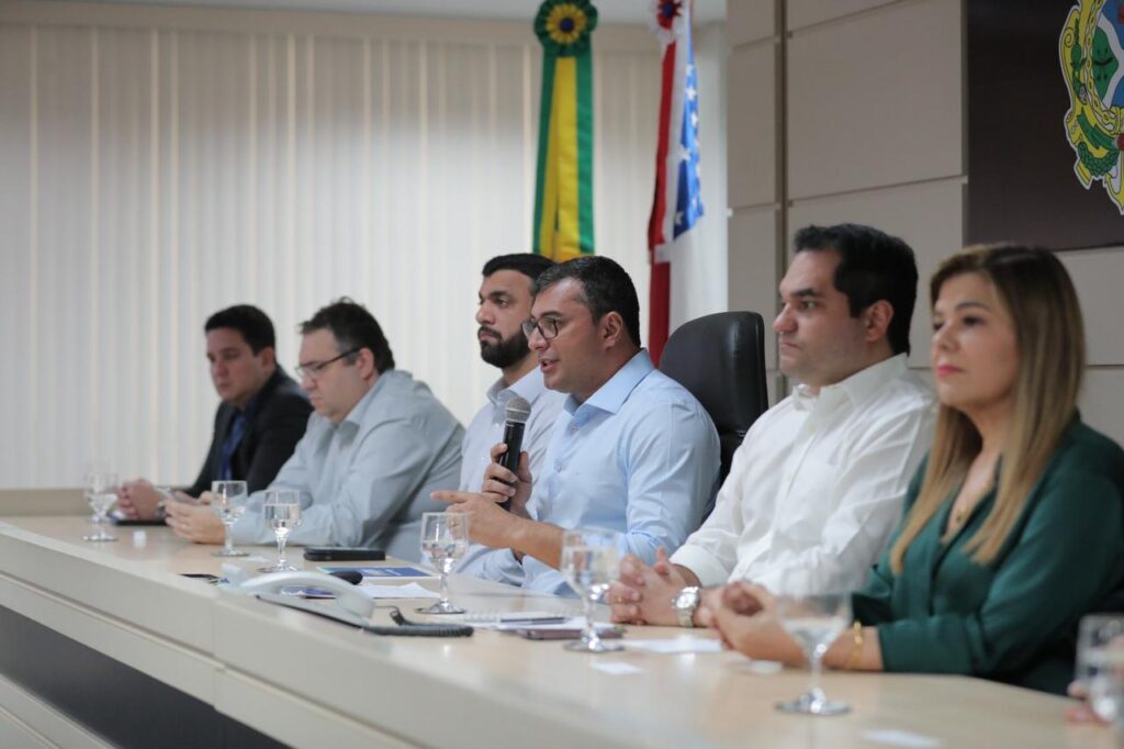 Governador do AM Wilson Lima fala a educadores
