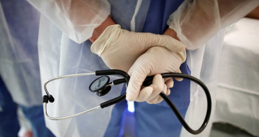 Profissional de saúde realizando atendimento em hospital do Amazonas com foco na segurança do paciente