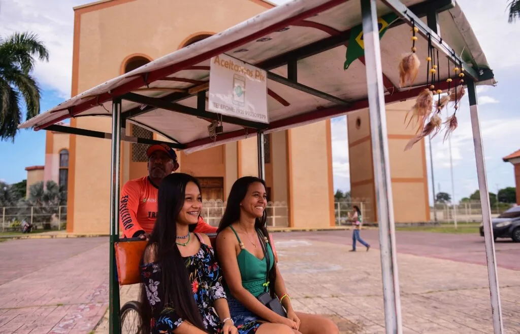 Triciclos são meios de transportes em Parintins