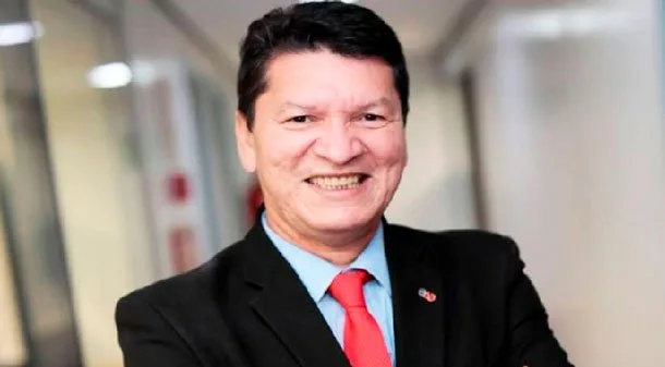 Carlos Santiago Carlos Santiago é Sociólogo, Analista Político e Advogado