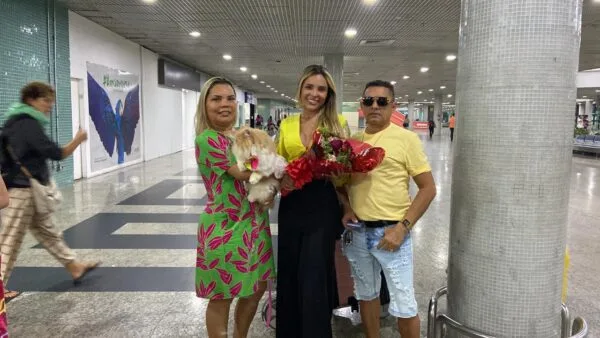 Miss Géssica Costa é recepcionada no Aeroporto de Manaus