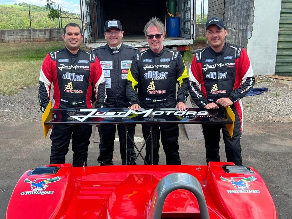 Liderada pelo empresário e piloto Paulinho De’ Carli Filho, a equipe Just Motors Racing foi fundada no final de 2022 com a intenção de participar de corridas de longa duração e, desde então, conta com o patrocínio da Atem. A equipe tem cinco pilotos. Entre os nomes fixos, estão o próprio De’ Carli, Paulo De’ Carli (pai) e o piloto Márcio Pavanely.