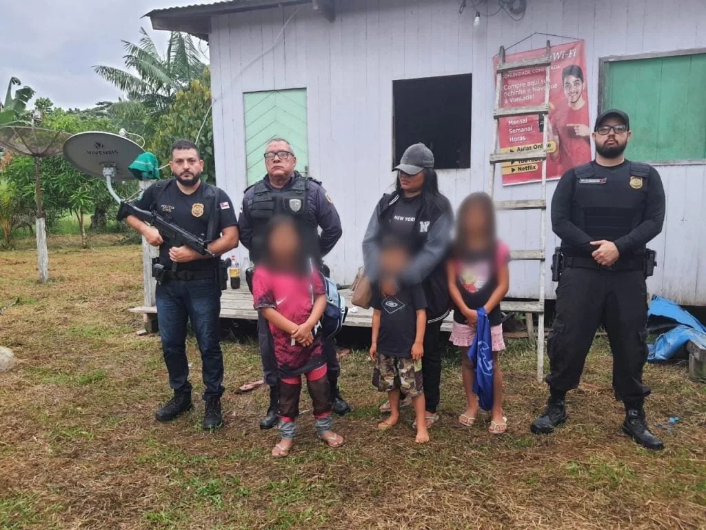 PCAM_EQUIPE-POLICIAL-E-FAMILIA-RESGATADA_FOTO-DIVULGACAO.