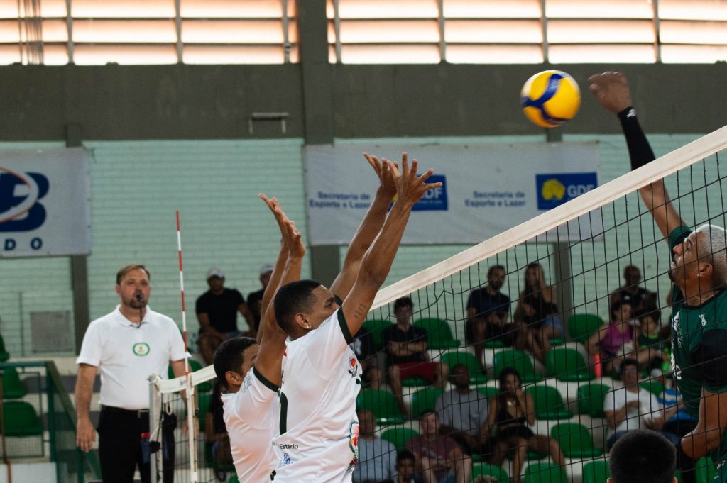 Após partida acirrada, Manaus Vôlei sofre revés fora de casa Time amazonense acabou sendo superado pelo Brasília Vôlei, por 3 sets a 0 Diante de um duelo marcado por jogadas ofensivas e bolas rápidas, o Manaus Vôlei / Nilton Lins / Hien Kan tentou, mas acabou sendo superado fora de casa pelo Brasília Vôlei, por 3 sets a 0, em partida válida pela segunda rodada da Superliga B, realizada na noite de sábado (20/01). Com parciais de 25x22, 25x22 e 27x25, o Manaus Vôlei mostrou consistência e evolução durante toda a partida, porém acabou não tendo um resultado satisfatório diante do placar. Para o técnico da equipe, Éder José de Sousa, a equipe evoluiu individual e coletivamente em comparação ao primeiro jogo e o trabalho irá continuar em busca da primeira vitória na competição. "A meu ver, tivemos uma performance satisfatória e uma parte técnica bem executada diante de tudo o que foi planejado para este jogo, entretanto a pressão nos momentos decisivos mostrou ser um fator determinante para o resultado desta partida. Esse é um ponto a ser trabalhado de forma mais incisiva, mesmo porque essas crises são inerentes ao jogo. Para a próxima partida, iremos focar no amadurecimento técnico, de modo a transformar o bom desempenho em resultado positivo”, destacou o técnico. Com o resultado, o Manaus Vôlei permanece em 10° lugar na tabela, sem pontuação na competição. Próximo desafio - No próximo sábado (27/01), o Manaus Vôlei encara o JF Vôlei, de Minas Gerais, às 19h, no ginásio Ninimberg Guerra, localizado no bairro São Jorge, zona centro-sul de Manaus. Fotos: Rogério Guerreiro / Brasília Vôlei