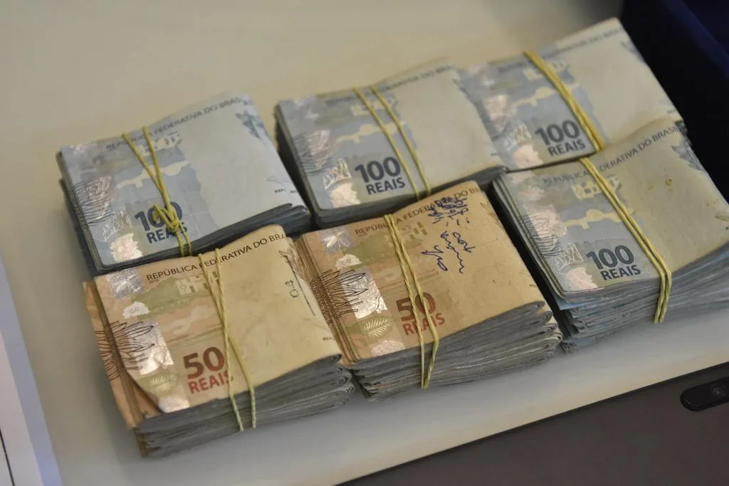 Operação Hades: Dinheiro e veículos apreendidos, desarticulando esquemas de tráfico e lavagem de dinheiro pela PC-AM ( Foto: DIvulgação)