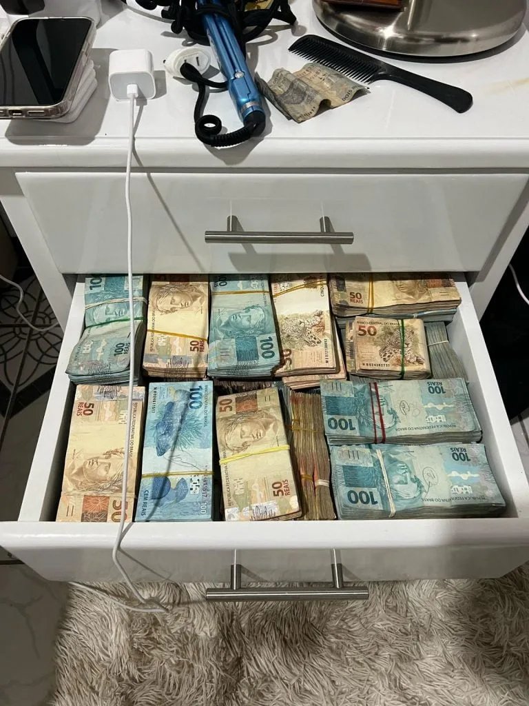 Operação Hades: Dinheiro e veículos apreendidos, desarticulando esquemas de tráfico e lavagem de dinheiro pela PC-AM ( Foto: DIvulgação)