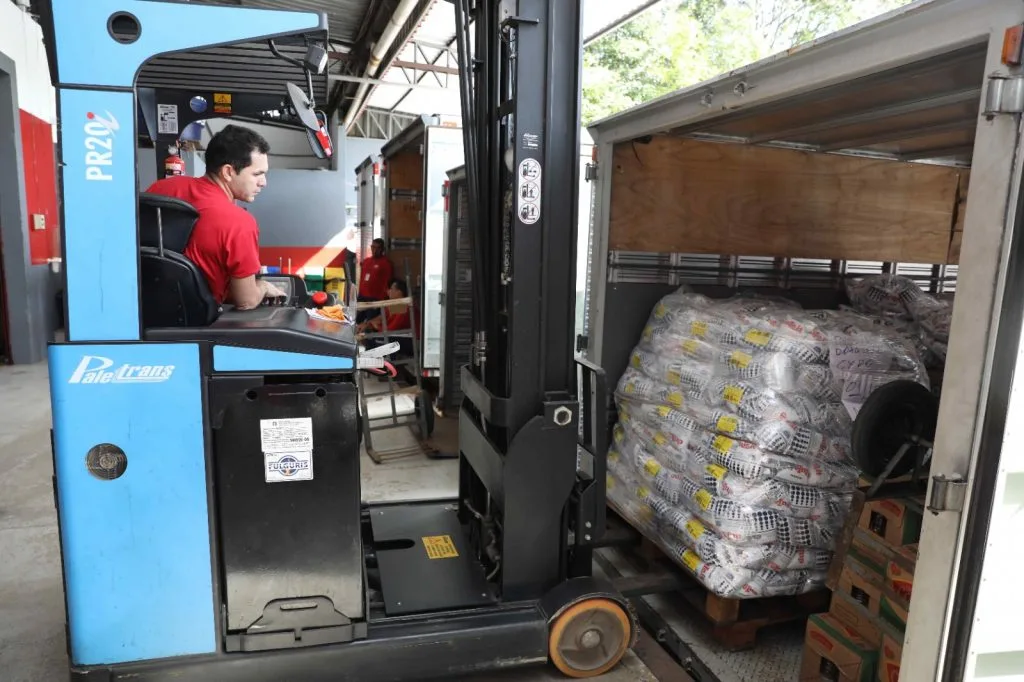 Escolas do AM são abastecidas de alimentos para início do ano letivo ( Foto: Euzivaldo Queiroz)