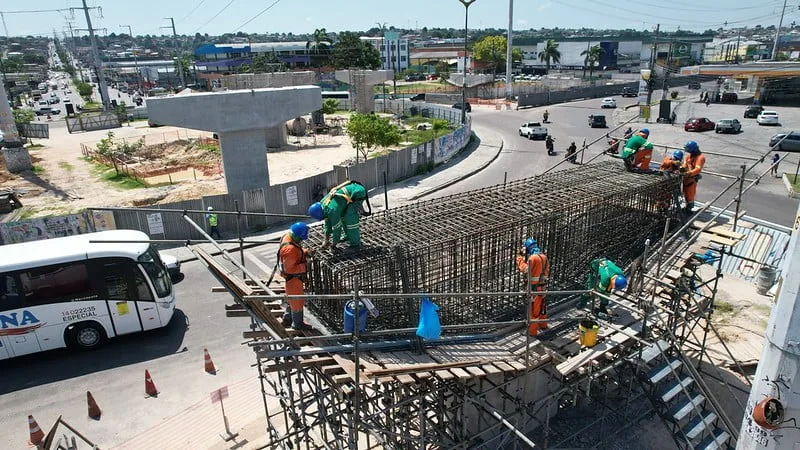 A construção do complexo viário Rei Pelé, na rotatória do Produtor, zona Leste, chega a 40% das etapas estimadas no projeto.