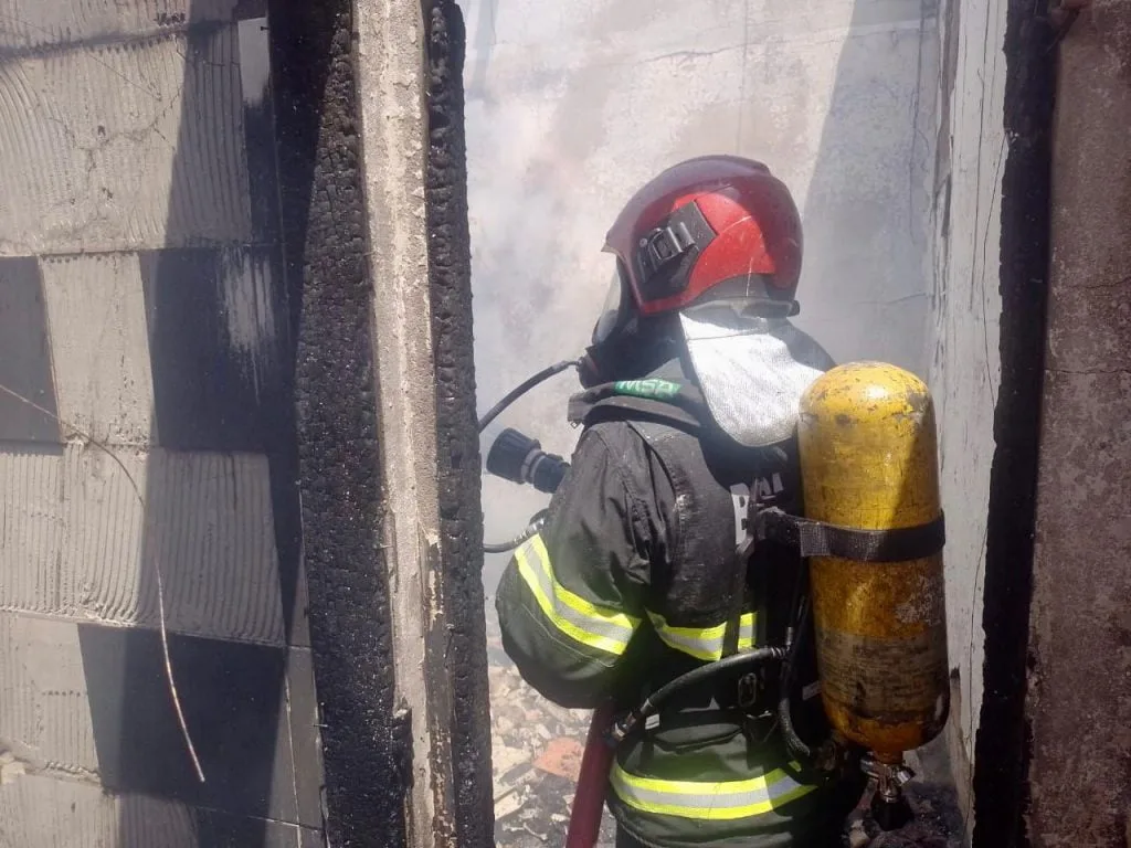 Corpo de Bombeiros do AM combate incêndio no bairro Dom Pedro em Manaus -( Foto: Divulgação/CBMAM)