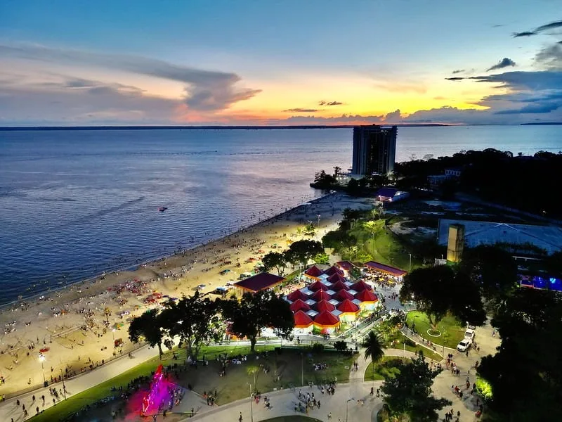 Vista aérea da praia da ponta negra em Manaus