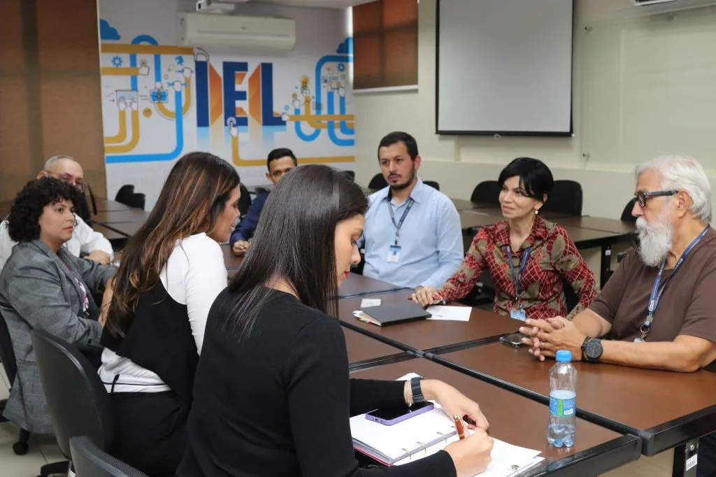 Deputada-Alessandra-Campelo-ao-lado-da-superintendente-do-IEL-Andrea-Guerra