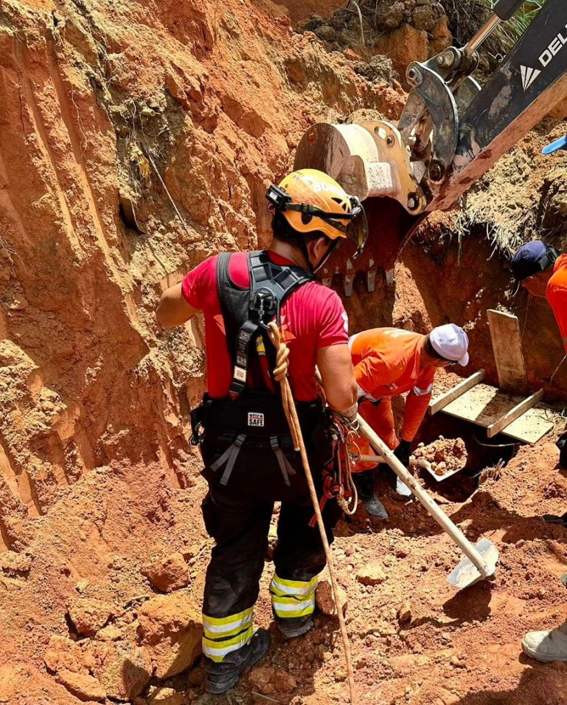 Corpo de Bombeiros do Amazonas resgata vítima de soterramento em obra (Foto: Divulgação)