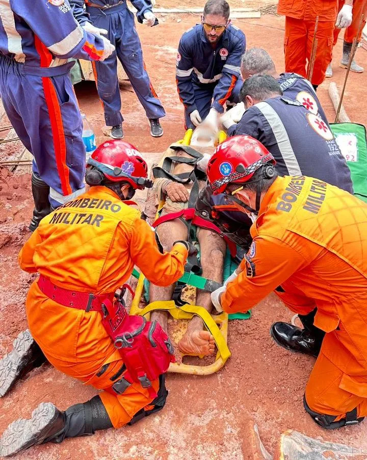 Corpo de Bombeiros do Amazonas resgata vítima de soterramento em obra (Foto: Divulgação)