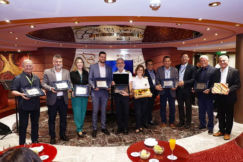 Prefeito de Manaus David Almeida entrega placa de boas vindas ao capitão do navio (Foto: Divulgação)
