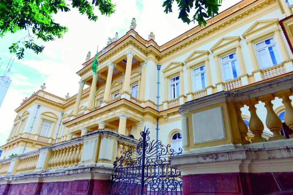 O prédio, que é patrimônio do Amazonas, já foi sede do Poder Judiciário do Estado e é um dos principais exemplares da arquitetura clássica do período áureo da economia da borracha (Foto: Michael Dantas)