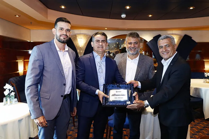 Prefeito de Manaus David Almeida entrega placa de boas vindas ao capitão do navio (Foto: Divulgação)