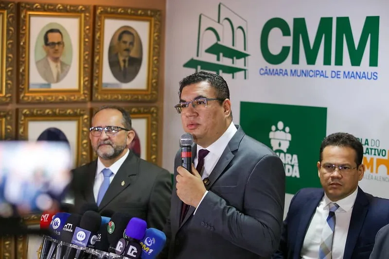 O secretário municipal de Comunicação, Israel Conte, apresentou nesta quarta-feira, 20/3, no plenário da Câmara Municipal de Manaus laudo pericial sobre vídeo de entrega de dinheiro a Portal de Noticias na Secretaria ( Foto: Clóvis Miranda/Semcom)