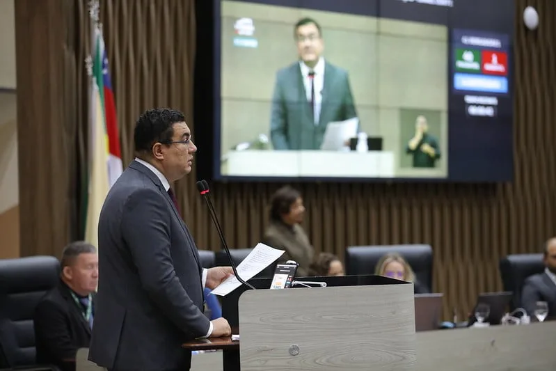 O secretário municipal de Comunicação, Israel Conte, apresentou nesta quarta-feira, 20/3, no plenário da Câmara Municipal de Manaus laudo pericial sobre vídeo de entrega de dinheiro a Portal de Noticias na Secretaria ( Foto: Clóvis Miranda/Semcom)