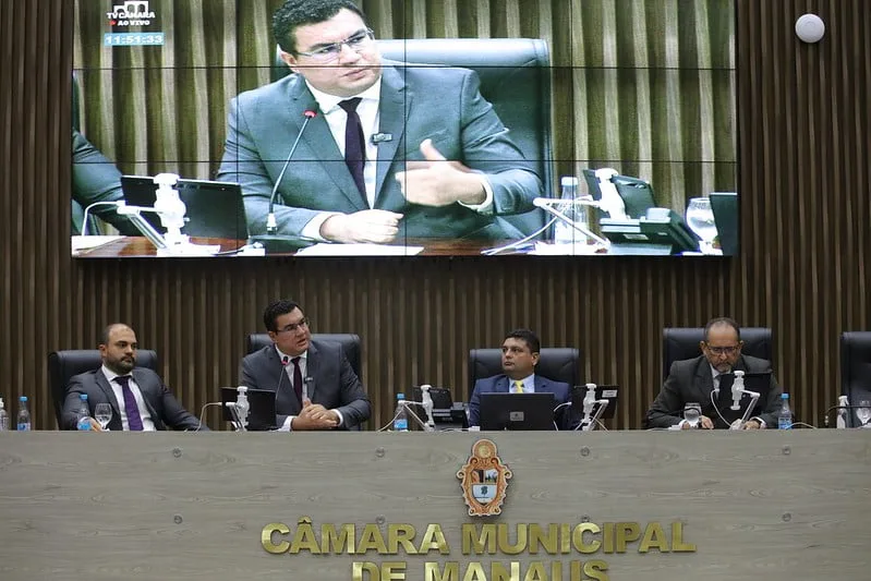 O secretário municipal de Comunicação, Israel Conte, apresentou nesta quarta-feira, 20/3, no plenário da Câmara Municipal de Manaus laudo pericial sobre vídeo de entrega de dinheiro a Portal de Noticias na Secretaria ( Foto: Clóvis Miranda/Semcom)
