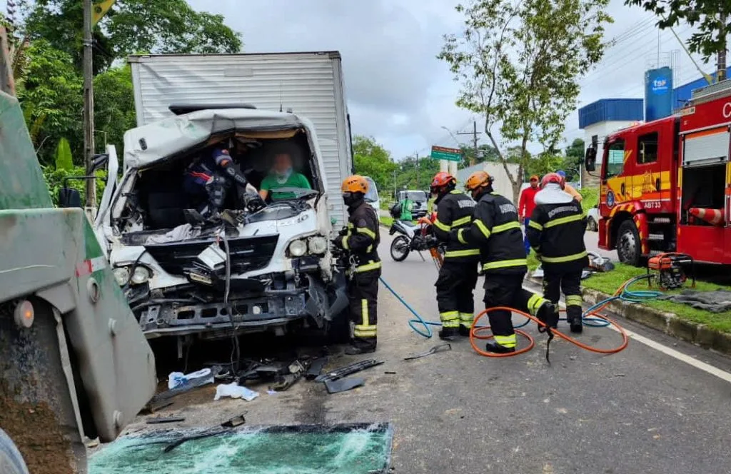 Acidente na Avenida do Futuro em Manaus (Foto: Divulgação/Corpo de Bombeiros do Amazonas