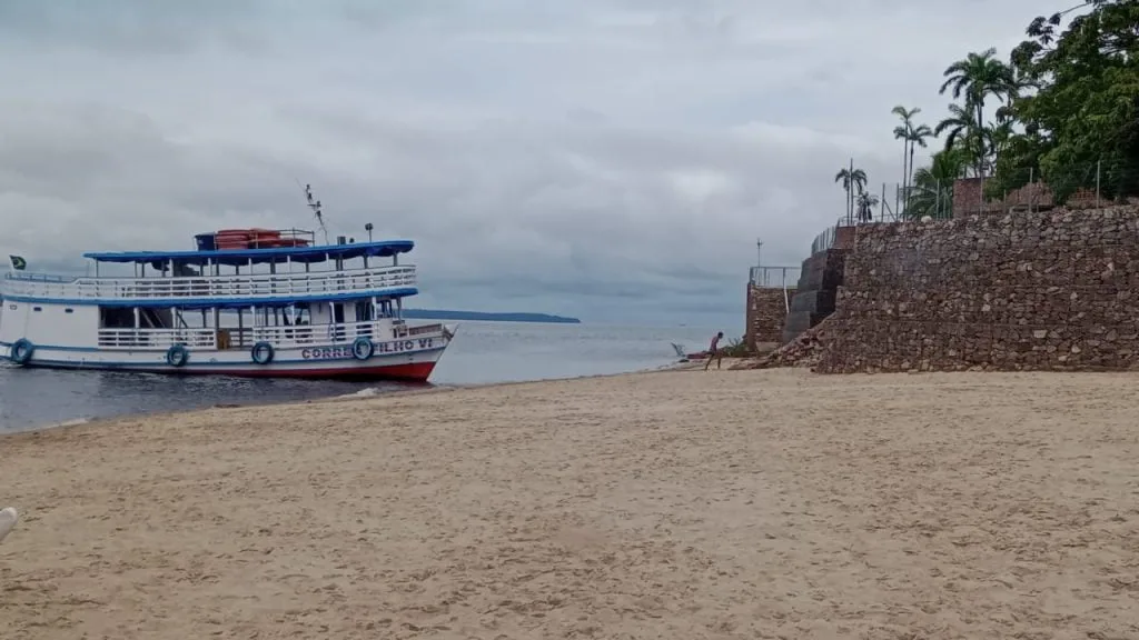 Embarcação atracada em área não permitida da Ponta Negra (Foto: Semcom)