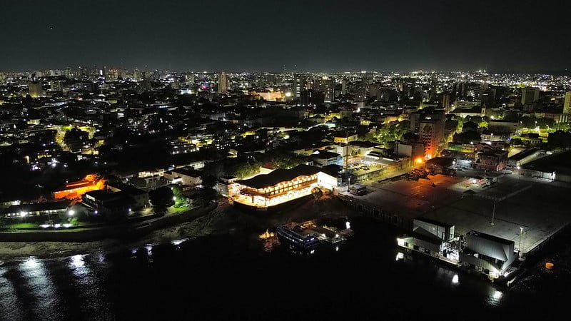 Vista noturna do Mirante Lúcia Almeida em Manaus (Foto: Divulgação)