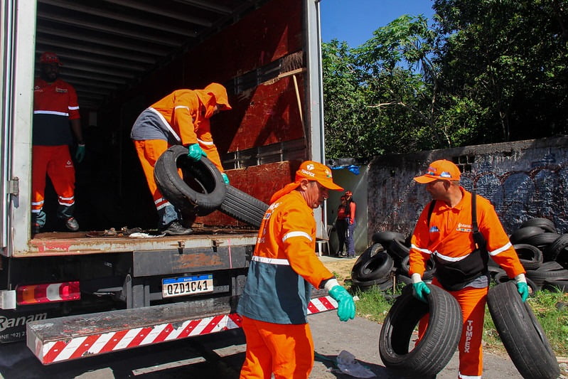 Prefeitura retira pneus de vias de Manaus para evitar proliferação do mosquito da dengue (Foto: Divulgação)