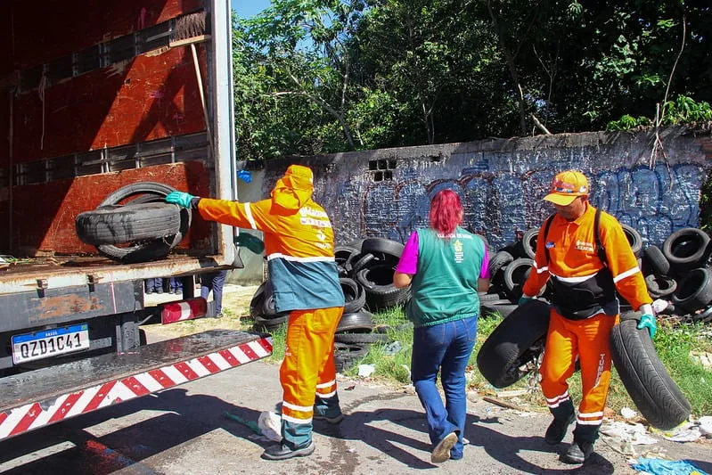 Prefeitura retira pneus de vias de Manaus para evitar proliferação do mosquito da dengue (Foto: Divulgação)