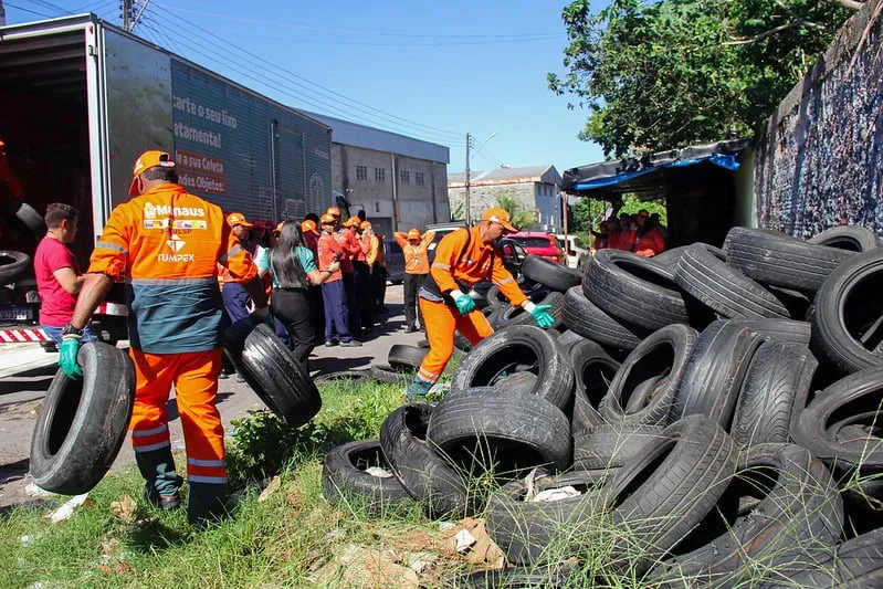 Prefeitura retira pneus de vias de Manaus para evitar proliferação do mosquito da dengue (Foto: Divulgação)