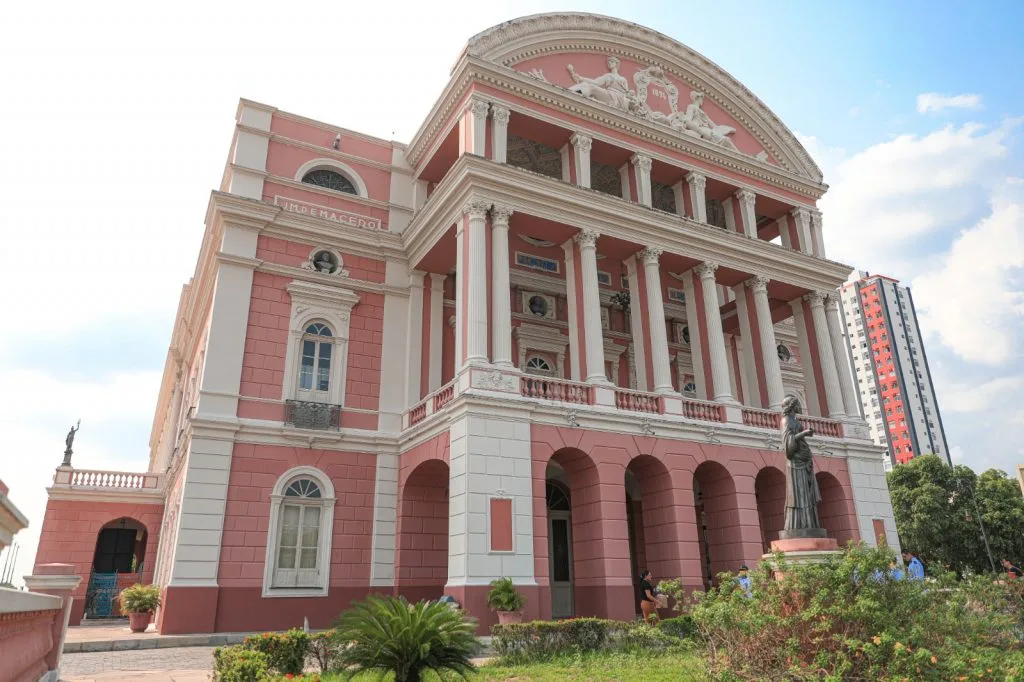Teatro Amazonas movimenta a cena cultural na primeira quinzena de março em Manaus