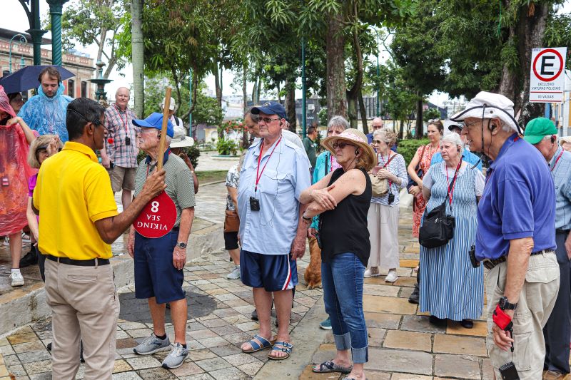 Turistas de navios visitam o centro de Manaus ( Foto: Divulgação)