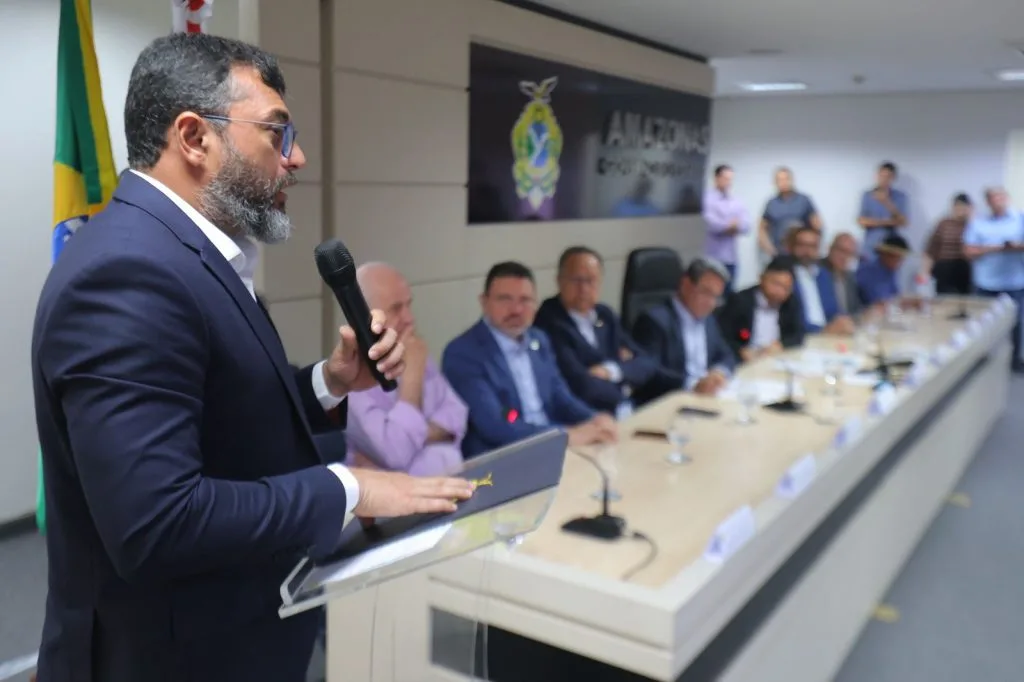 Governador do AM em discurso ao entregar licença para exploração de potássio no AM (Foto: Diego Peres)