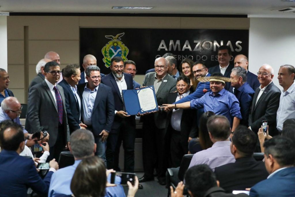 Autoridades e políticos do AM comemoam entrega de licença para exploração de potássio e silvinita no Amazonas (Foto: Diego Peres)