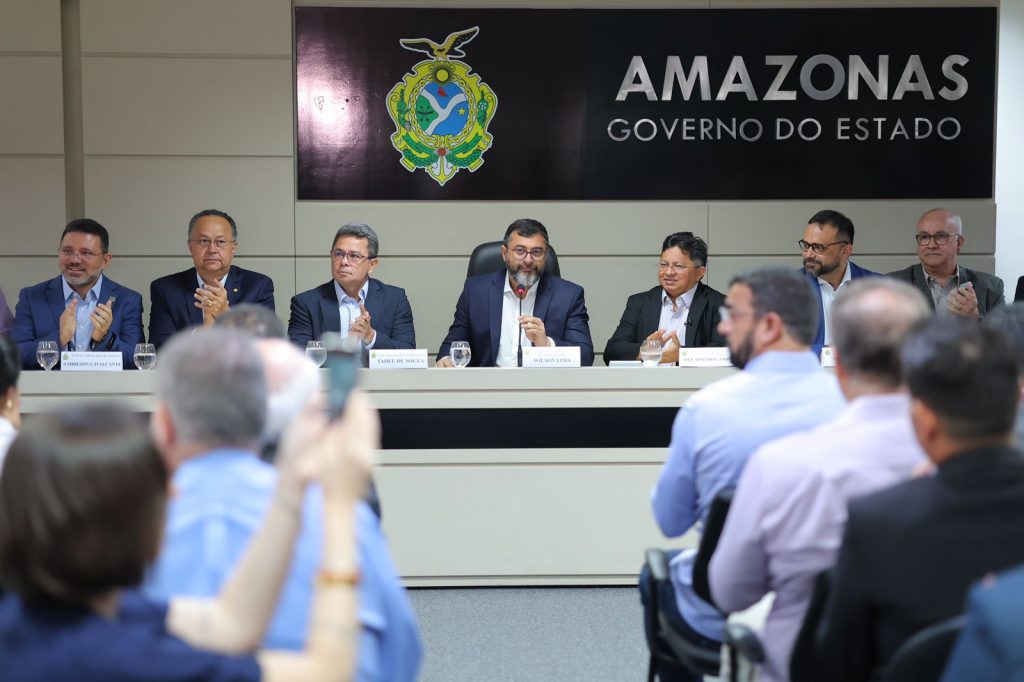 Governador do AM e autoridades em discurso ao entregar licença para exploração de potássio no AM (Foto: Diego Peres)