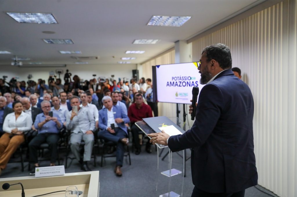 Governador do AM e autoridades em discurso ao entregar licença para exploração de potássio no AM (Foto: Diego Peres)