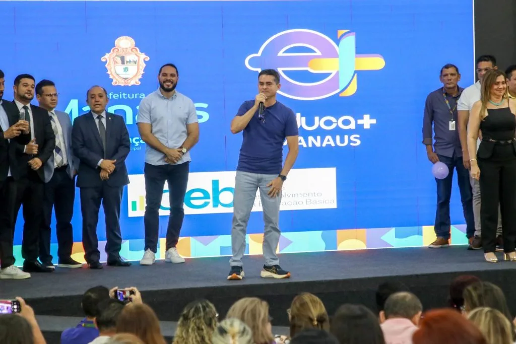 Prefeito David Almeida, acompanhado de servidores da Semed, durante anúncio do resultado preliminar do Ideb 2023