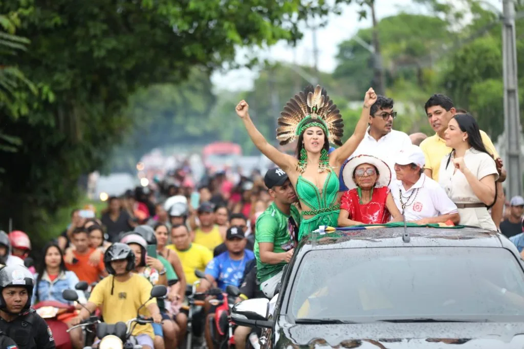 Parintins-foi-as-ruas-para-exaltar-Isabelle-Nogueira-neste-domingo-_FOTOS_ALEX-PAZUELLO_SECOM.