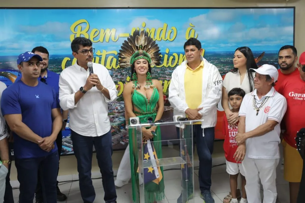 Parintins-foi-as-ruas-para-exaltar-Isabelle-Nogueira-neste-domingo-_FOTOS_ALEX-PAZUELLO_SECOM.