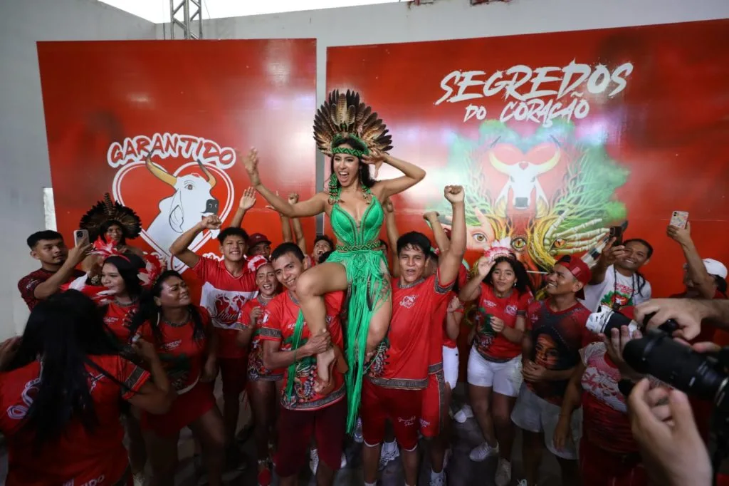 Parintins-foi-as-ruas-para-exaltar-Isabelle-Nogueira-neste-domingo-_FOTOS_ALEX-PAZUELLO_SECOM.
