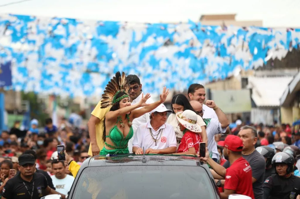 Parintins-foi-as-ruas-para-exaltar-Isabelle-Nogueira-neste-domingo-_FOTOS_ALEX-PAZUELLO_SECOM.