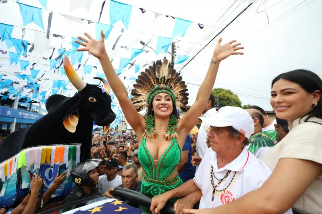 Parintins-foi-as-ruas-para-exaltar-Isabelle-Nogueira-neste-domingo-_FOTOS_ALEX-PAZUELLO_SECOM.