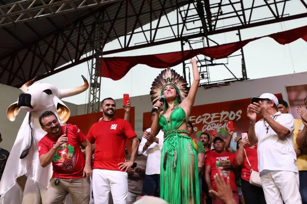 Parintins-foi-as-ruas-para-exaltar-Isabelle-Nogueira-neste-domingo-_FOTOS_ALEX-PAZUELLO_SECOM.