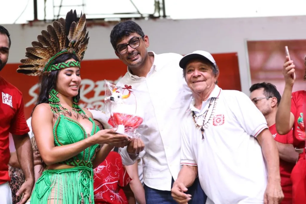 Parintins-foi-as-ruas-para-exaltar-Isabelle-Nogueira-neste-domingo-_FOTOS_ALEX-PAZUELLO_SECOM.