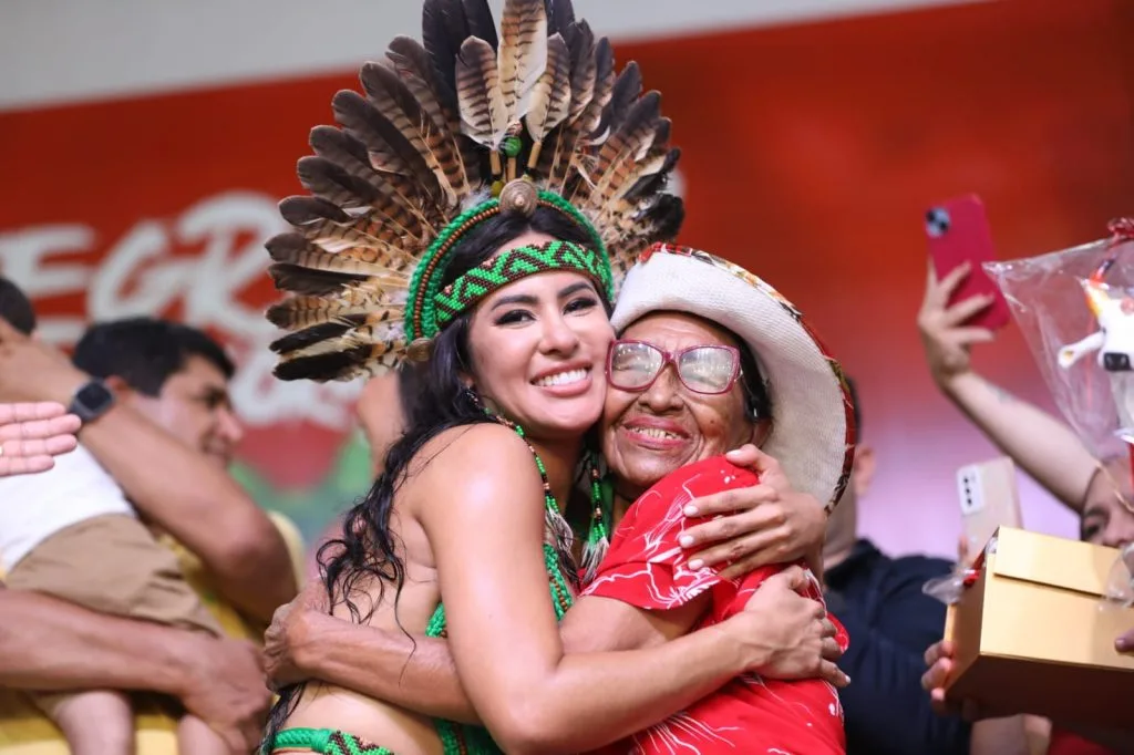 Parintins-foi-as-ruas-para-exaltar-Isabelle-Nogueira-neste-domingo-_FOTOS_ALEX-PAZUELLO_SECOM.