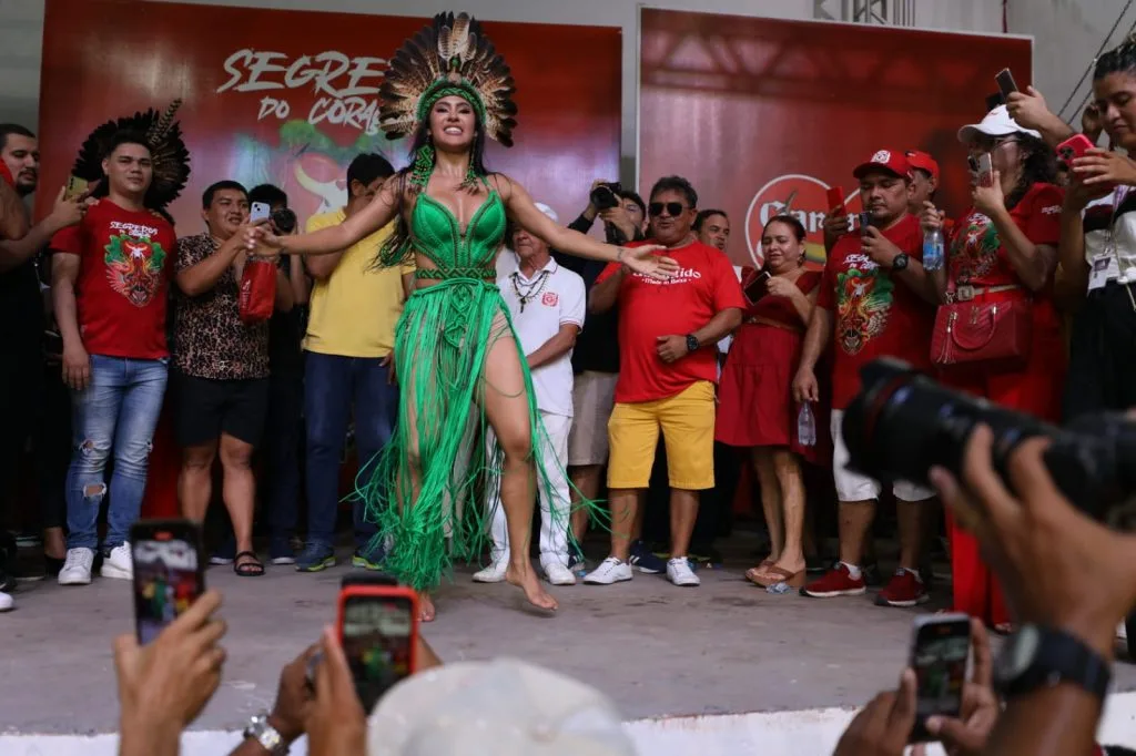 Parintins-foi-as-ruas-para-exaltar-Isabelle-Nogueira-neste-domingo-_FOTOS_ALEX-PAZUELLO_SECOM.
