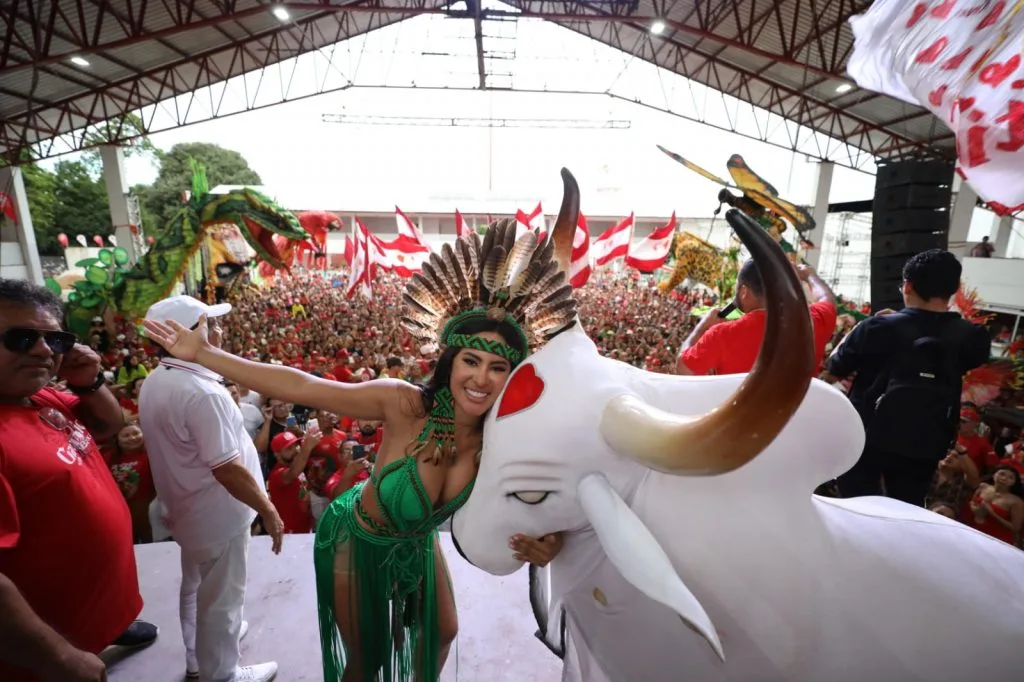 Parintins-foi-as-ruas-para-exaltar-Isabelle-Nogueira-neste-domingo-_FOTOS_ALEX-PAZUELLO_SECOM.