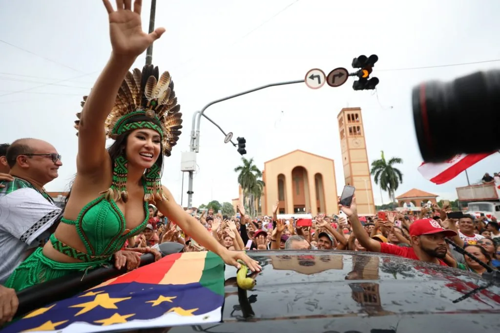Parintins-foi-as-ruas-para-exaltar-Isabelle-Nogueira-neste-domingo-_FOTOS_ALEX-PAZUELLO_SECOM.